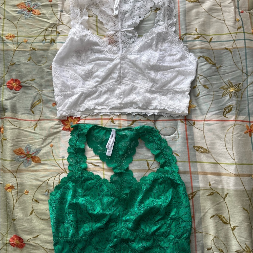 Zenana Outfitters White Sleeveless Ruffled Crop Tank